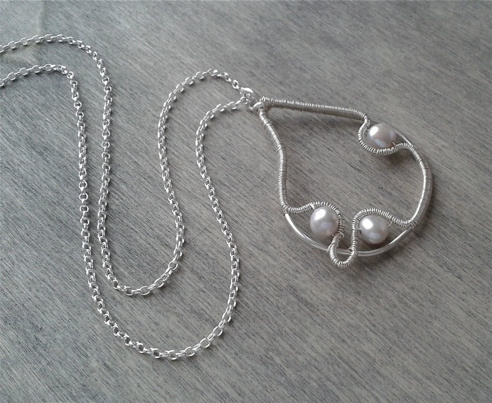 Contemporary pearl necklace